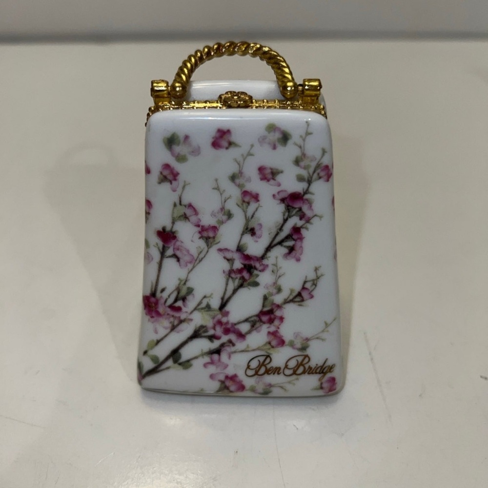 Beautiful Porcelain Ben Bridge Ribbons Flower Trinkets Purse Box